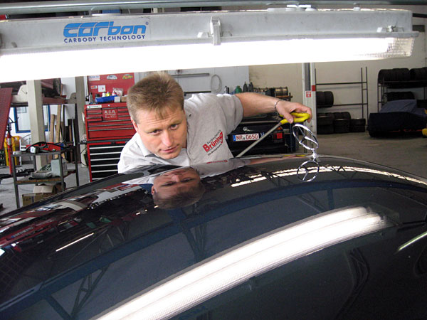 Dietmar Bruening bei professioneller Dellenentfernung mit Carbon Miracle System
