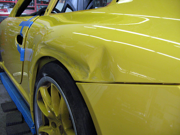 Porsche Kotfluegel nach professioneller Ausbeultechnik ohne Lackierung