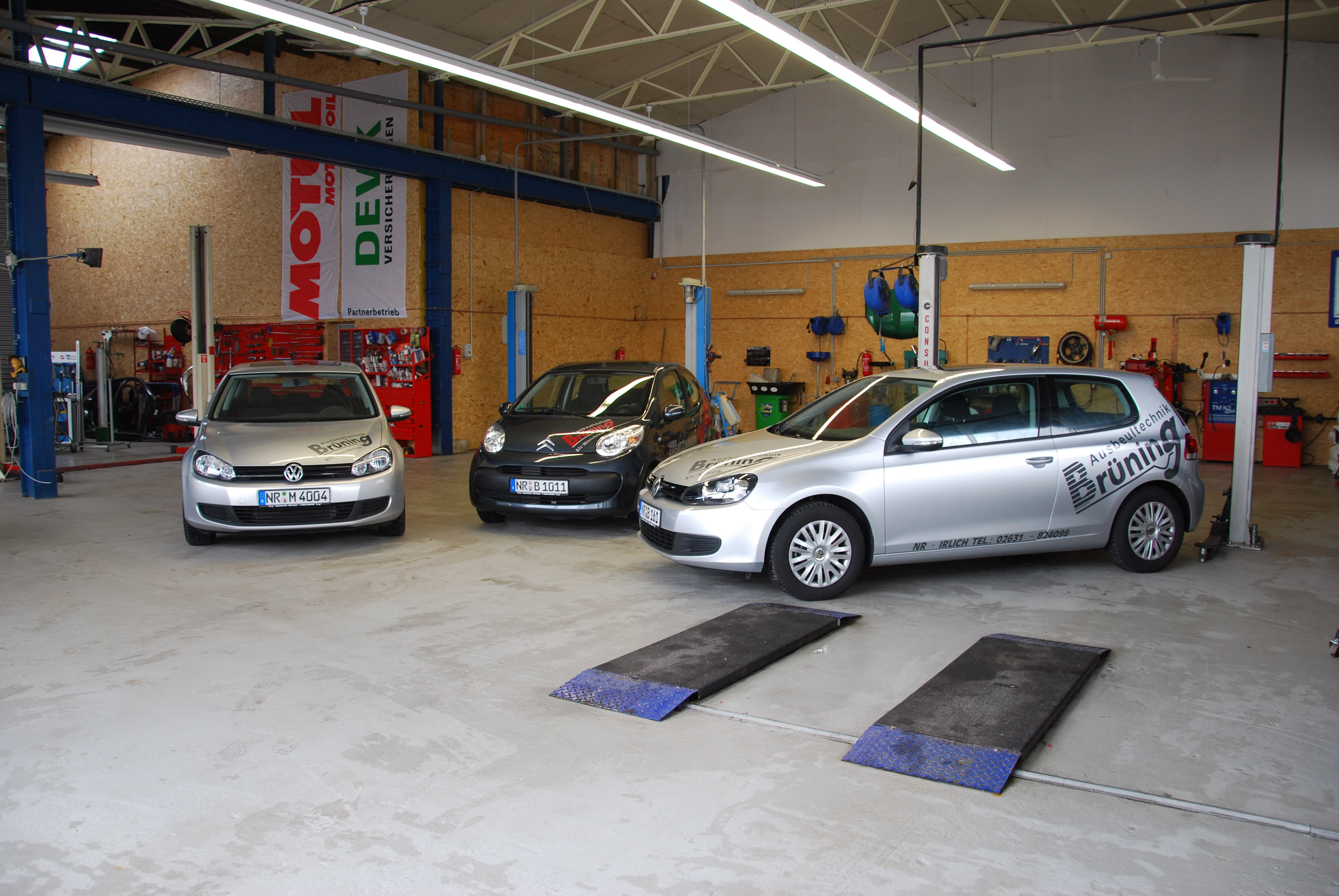 Werkstatt Ausbeultechnik Bruening Neuwied Innenansicht mit Fahrzeugen