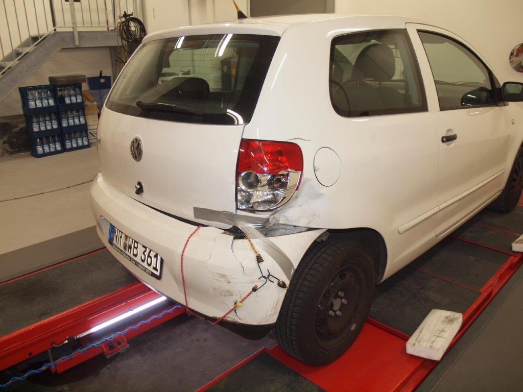 VW Polo Heckschaden Unfallreparatur auf der Hebebuehne