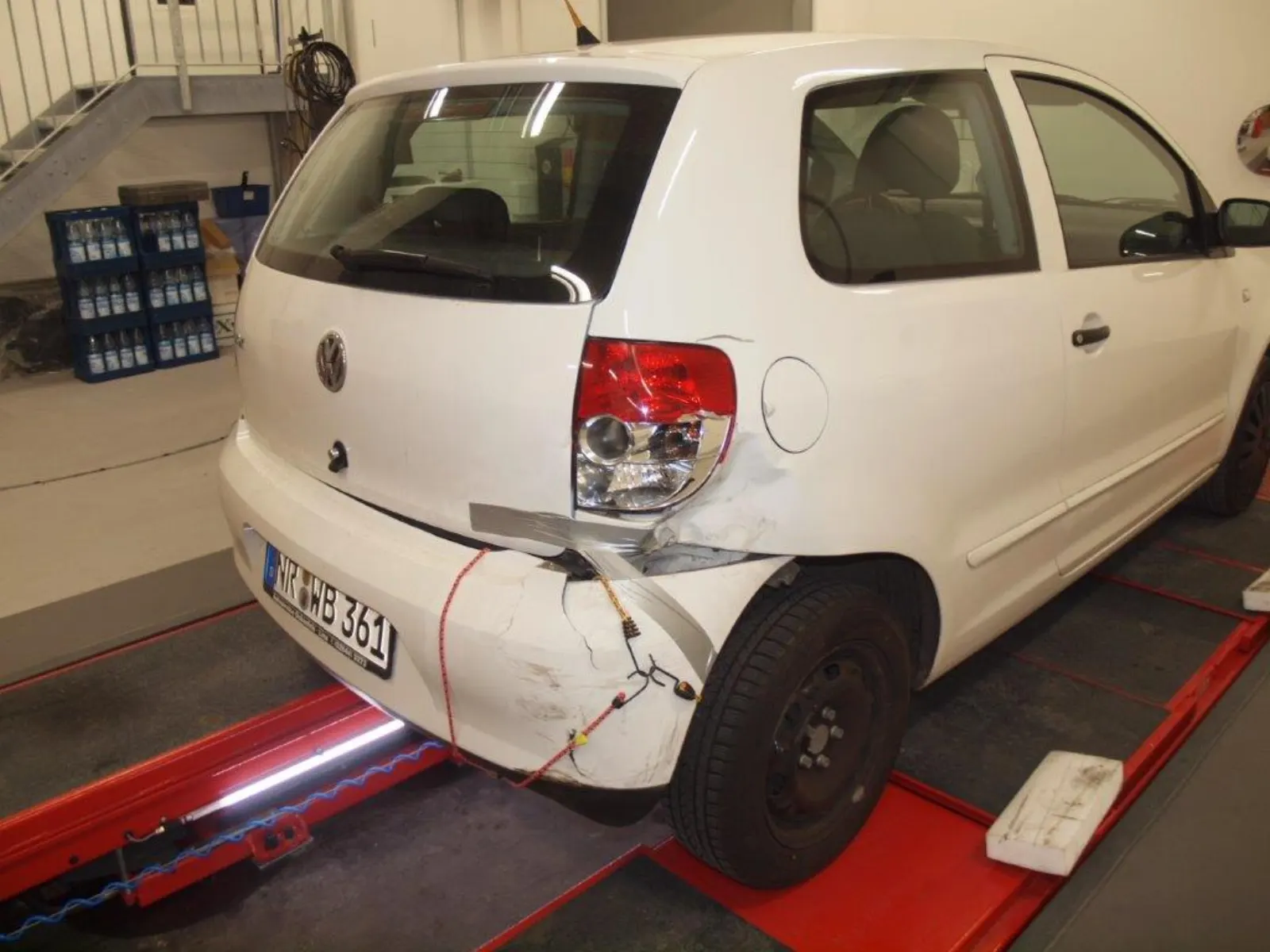VW Polo Heckschaden Unfallreparatur auf der Hebebuehne