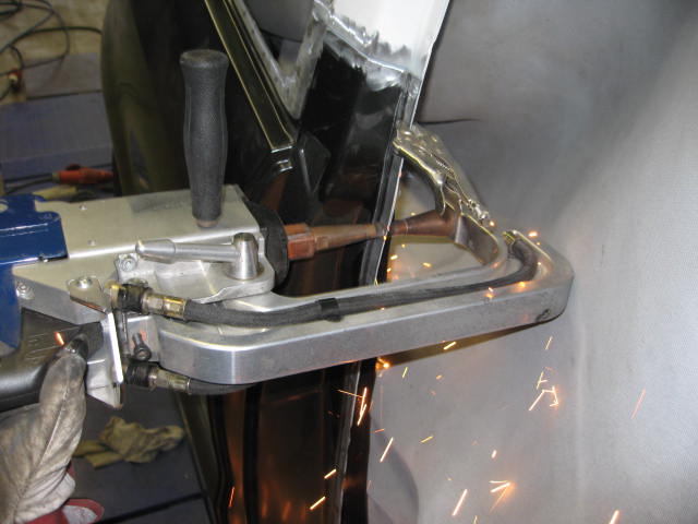 Punktschweissgeraet bei Karosserie-Schweissarbeiten mit Funkenflug