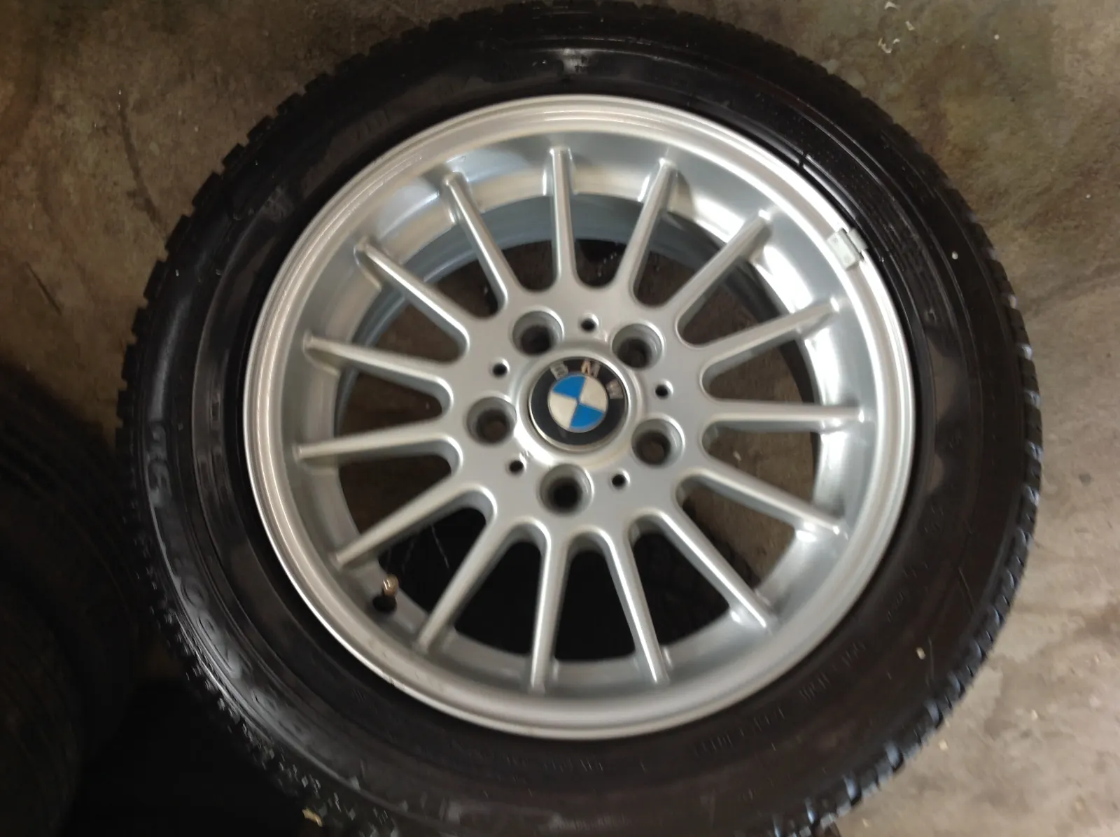 BMW Alufelge mit Emblem nach professioneller Reinigung