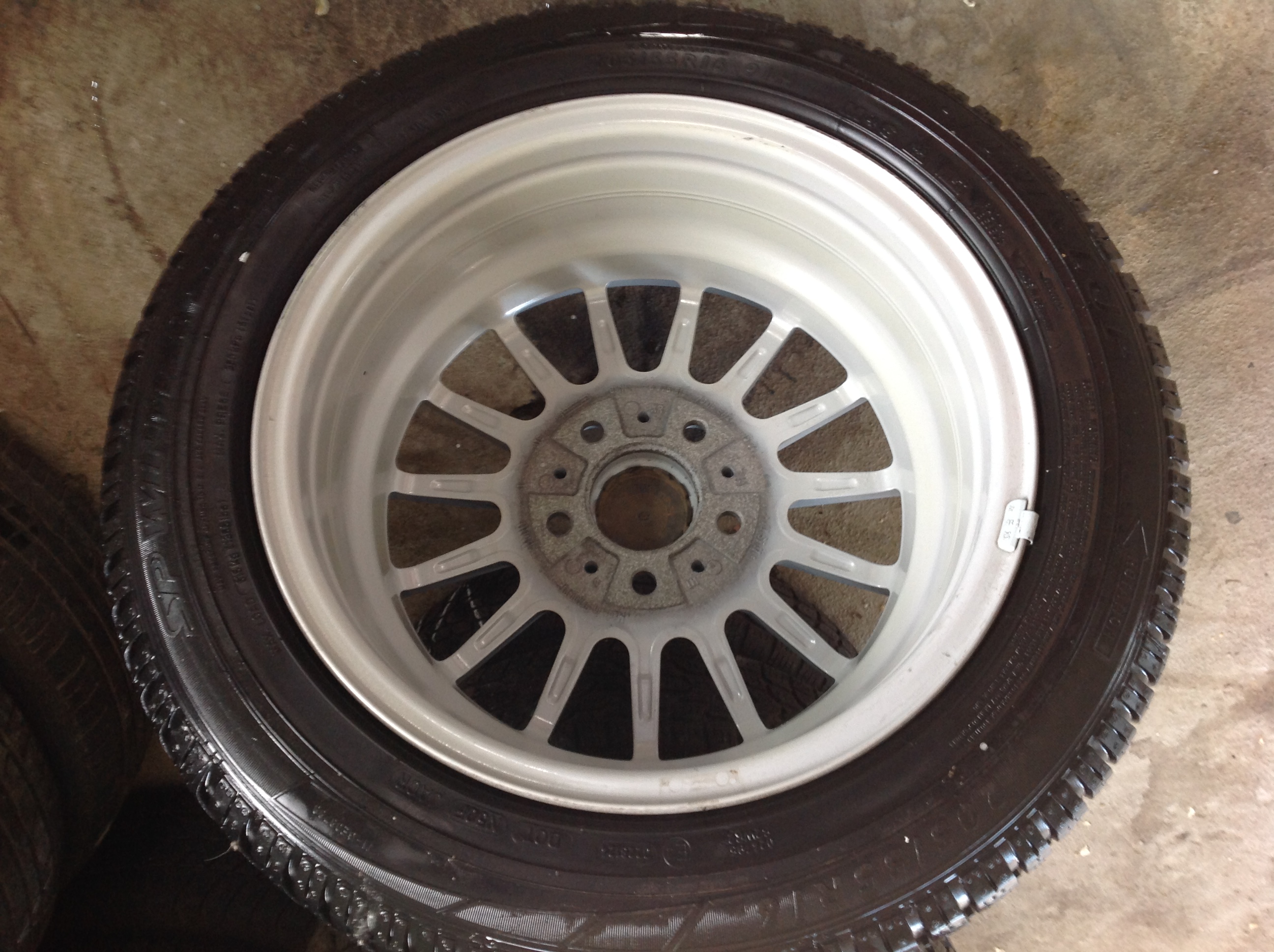 Alufelge Innenseite vor Aufbereitung im Reifendienst