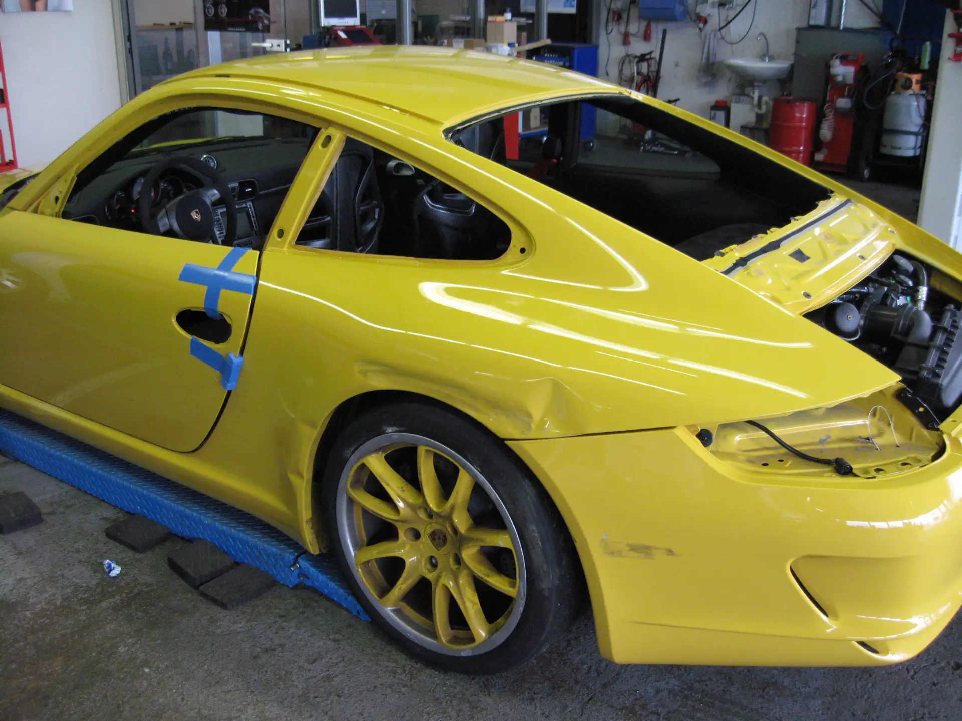 Gelber Porsche 911 Karosseriearbeiten in der Werkstatt Bruening Neuwied