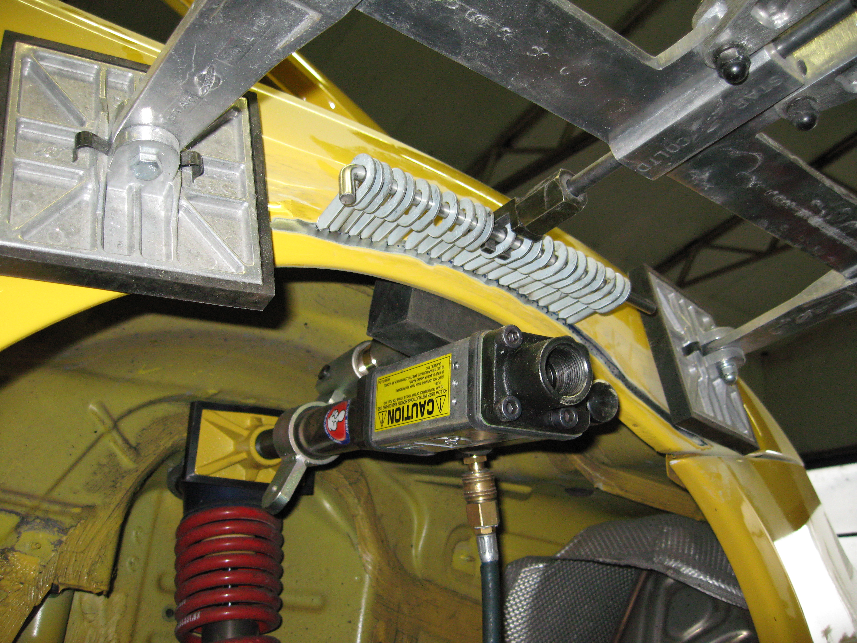 Porsche 911 Richttechnik mit hydraulischem Spannturm