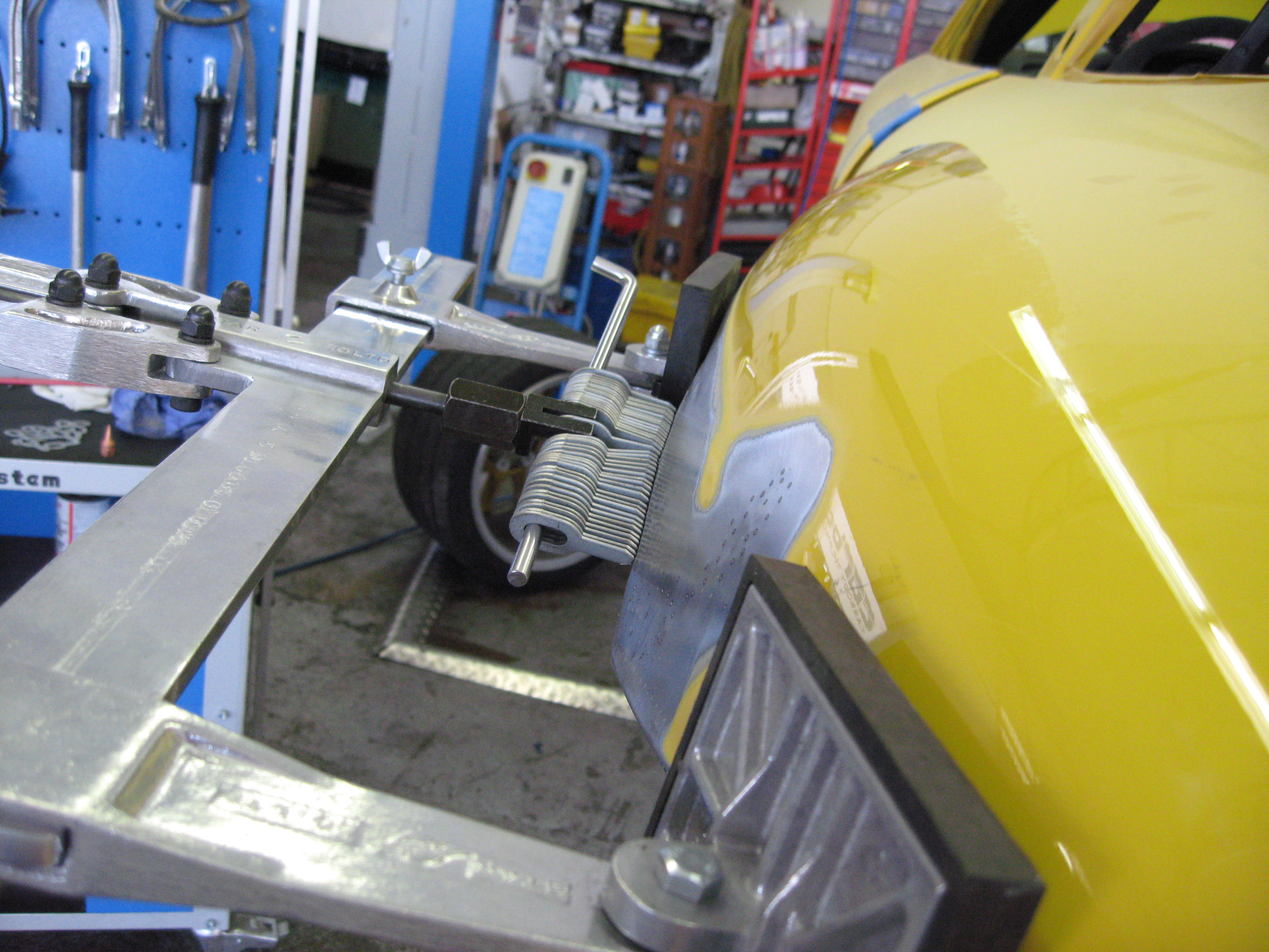 Karosserievermessung am Porsche mit professionellem Richtsystem