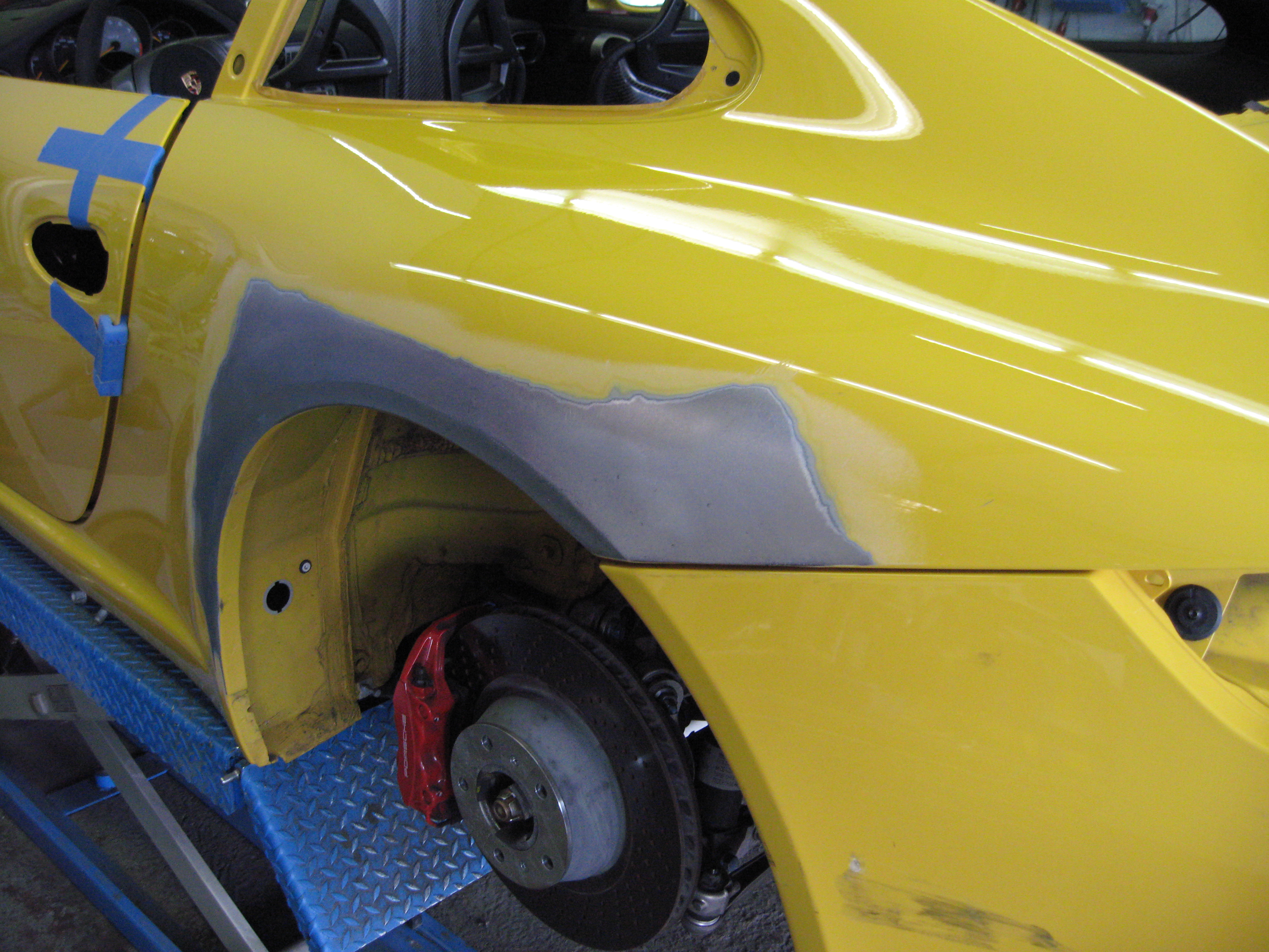 Porsche Seitenteil Karosseriearbeit Detailansicht in der Werkstatt