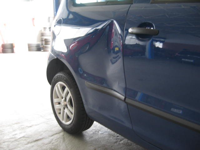 VW Seitenteil mit Unfallschaden vor der Instandsetzung