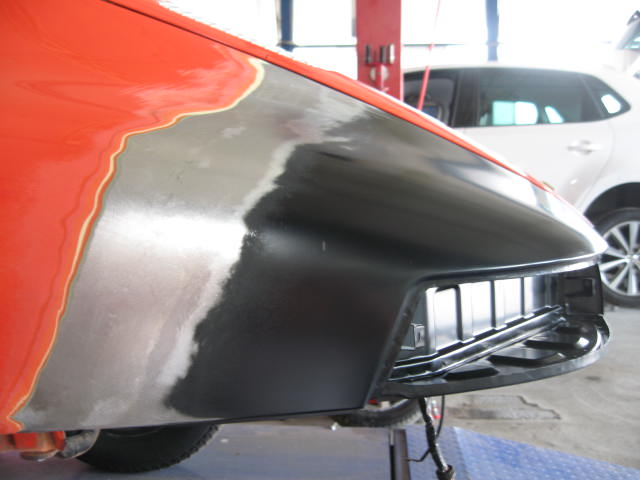 Stossfaenger Grundierung und Schleifen vor der Lackierung