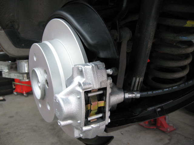 Neue Bremsscheibe und Bremssattel nach fachgerechtem Einbau